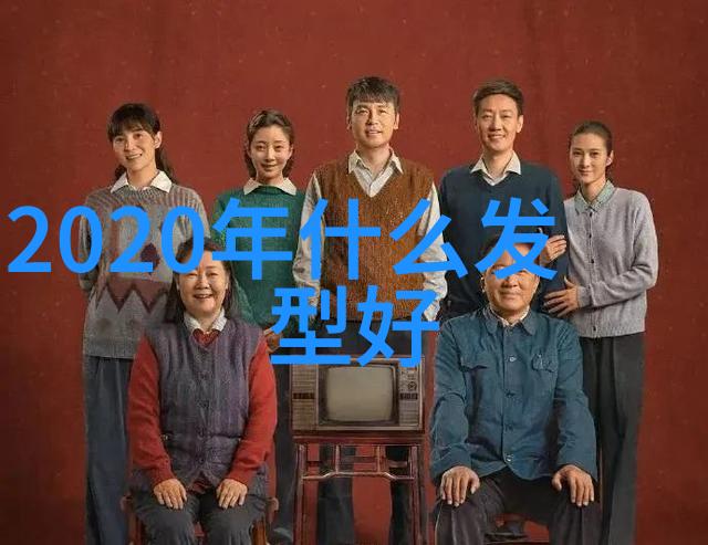 白色连帽卫衣搭配金色马甲